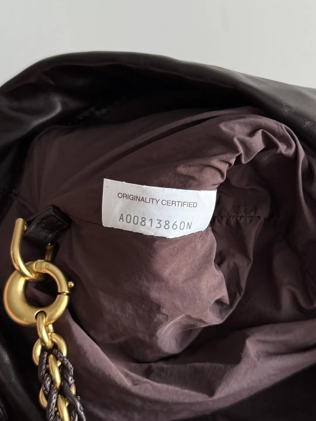 Batch 1680 BOTTEGA VENETA 2025 new women's Dustbag Notte clutch. Dustbag, which has been very popular since its launch, has a chain clause! ! The hand-carrying method is reminiscent of the classic bag type Pouch , light and elegant, the reserved drawstring design allows the bag to be used as an armpit bag, and the chain is longer, which is very suitable for sisters who like to free their hands and carry cross-body backpacks. No matter which way you carry it, you can change the back according to the occasion and your mood that day. It can make the overall outfit more fashionable🪄🪄The body of the bag has also been widened. It is the rainy season and the weather is hot. The bag can easily accommodate a small umbrella and water bottle. The lining is made of nylon, which is light and comfortable to carry, and is very suitable for summer use. Style number: 839394 Size: 33*19*8cm